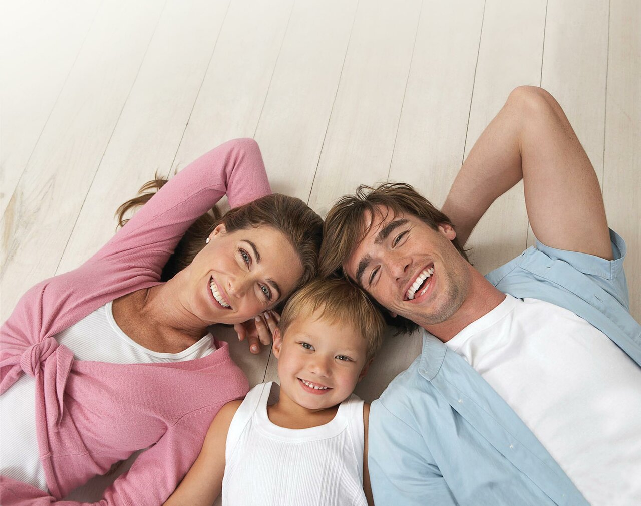 У мужчины будет третий ребенок. Счастливая семья. Счастливая семья из 3 человек. Здоровая семья. Счастливая семья фото.