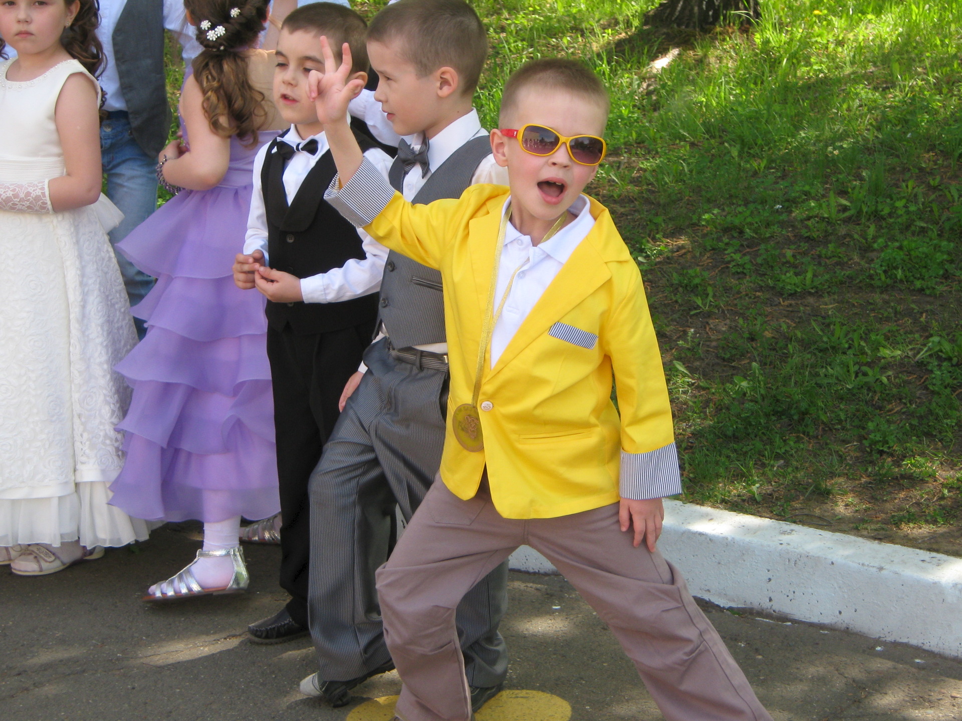 Стиль стиляги для мальчиков на выпускной в детском саду фото