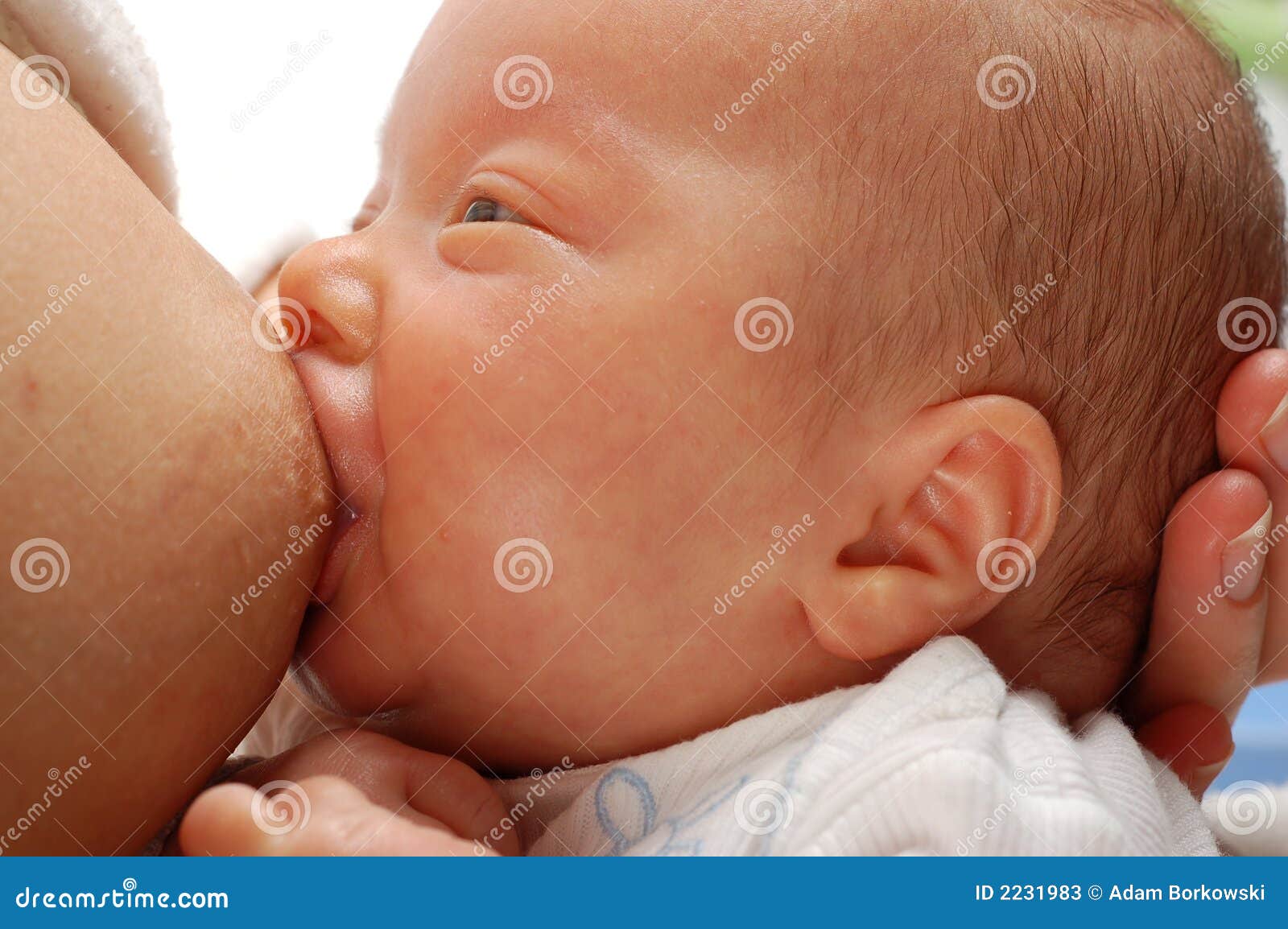 почему новорожденный берет только одну грудь фото 84