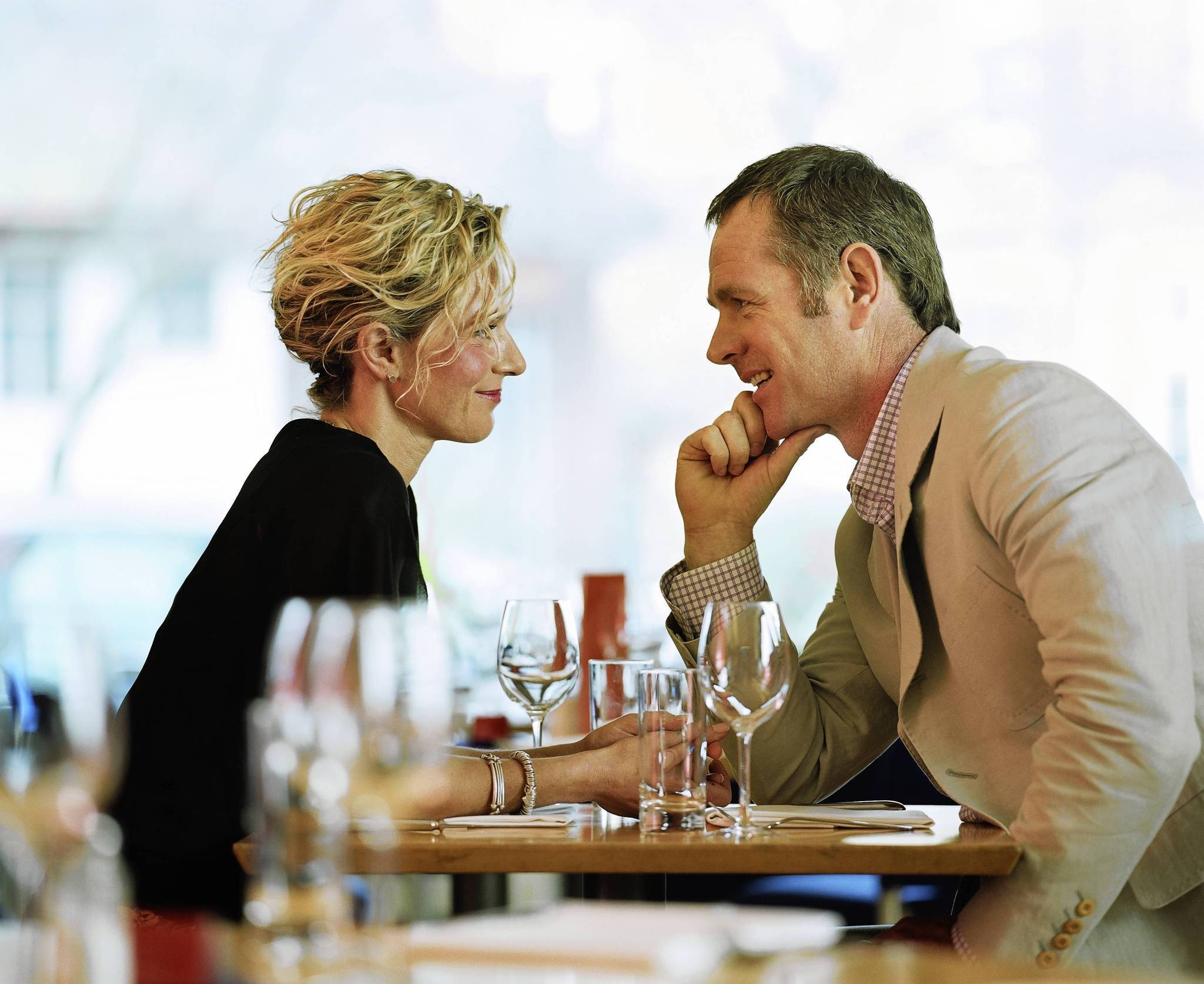 Большой разговор взрослый. Встреча мужчины и женщины. Мужчина и женщина в кафе. Мужчина и женщина в возрасте. Взрослая пара в ресторане.