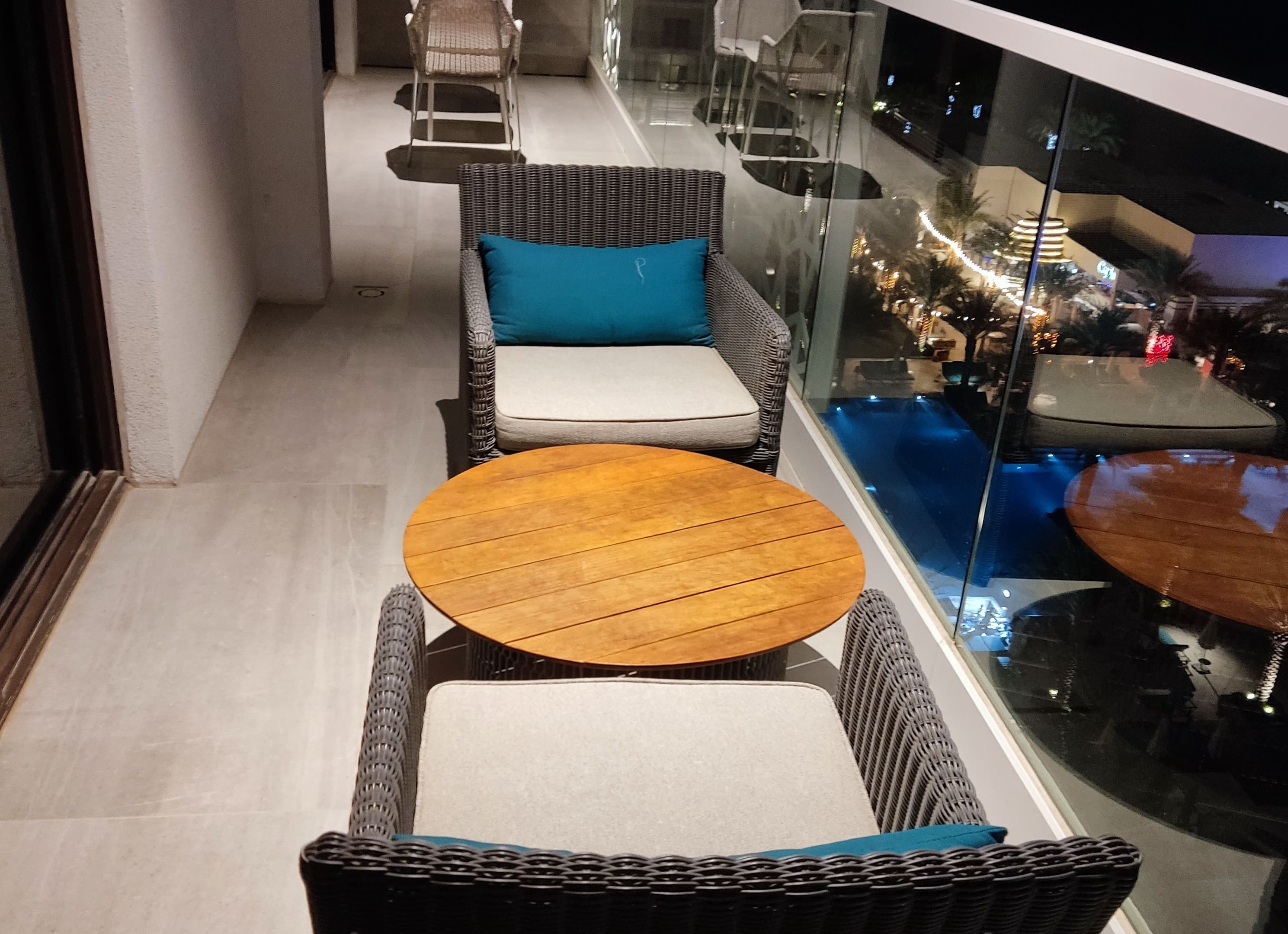 Плетеные стулья и другая мебель для кухни